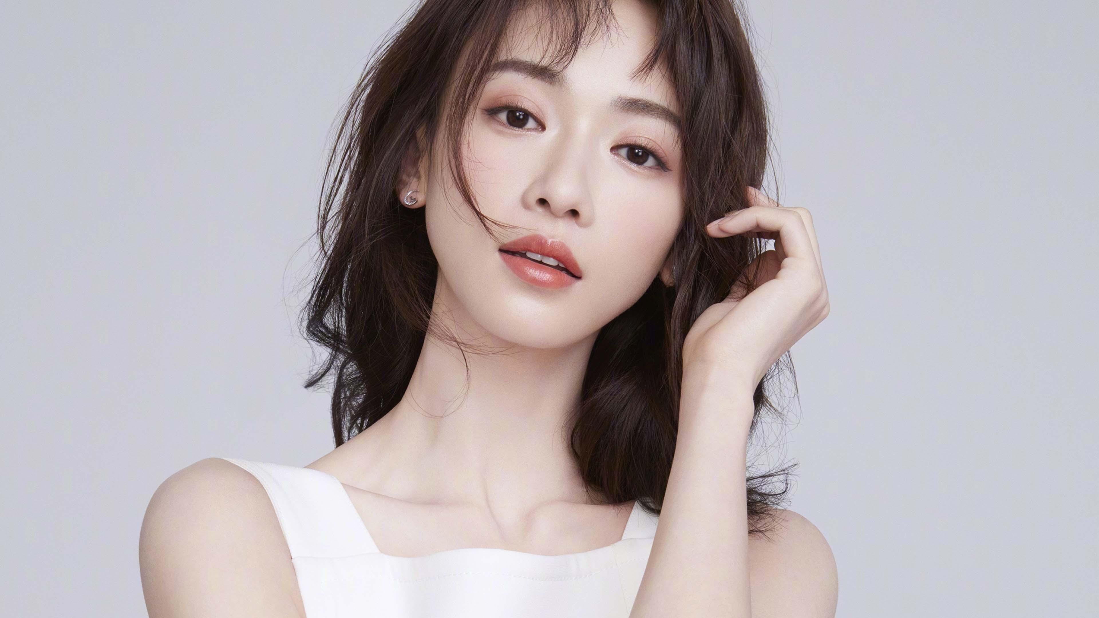 马利克·蒂尔曼在PSV表现出色，赛季结束后引发多家欧洲俱乐部关注。