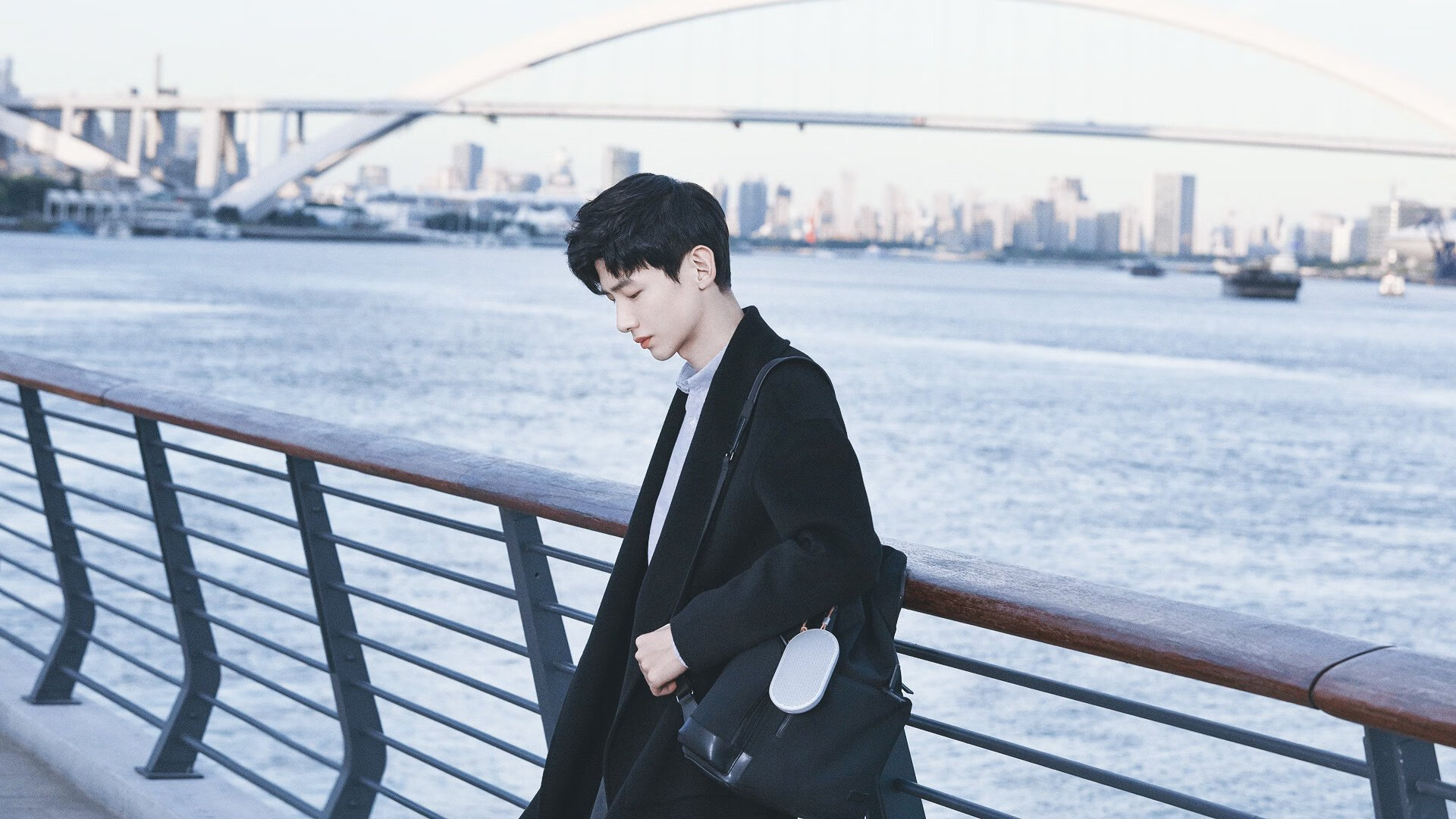 王楚钦指导青少年展现亲和一面，王 楚钦