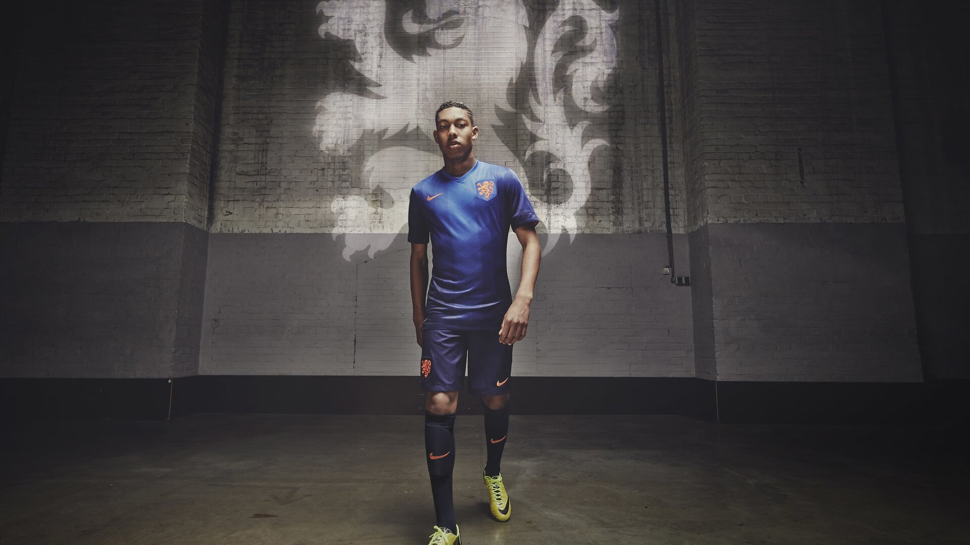 “泥泞冲刺:雨后赛道上的疯狂追逐”,雨后泥泞的路