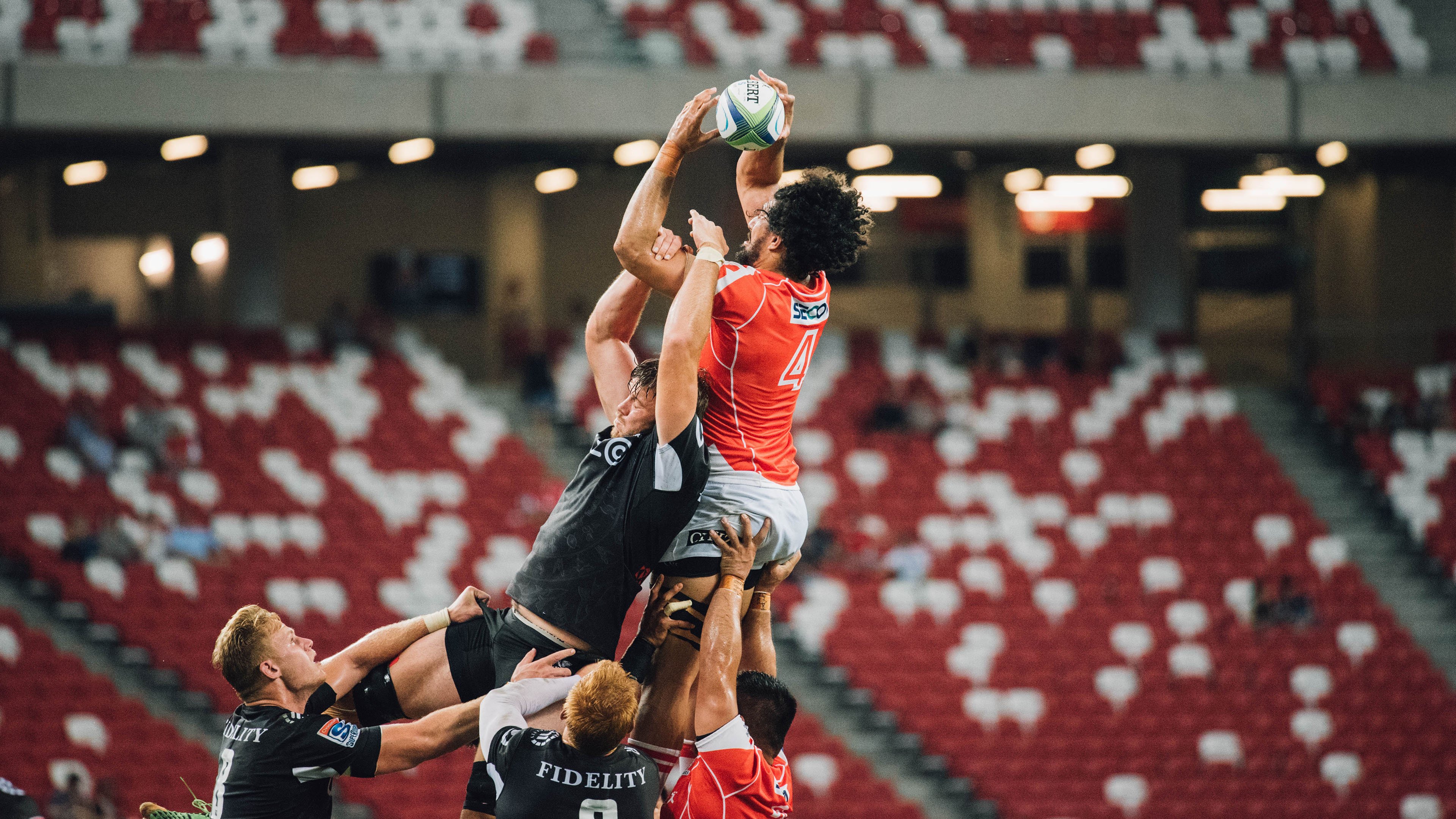 “球场火爆：现场最震撼的精彩瞬间”，球场上的精彩表演